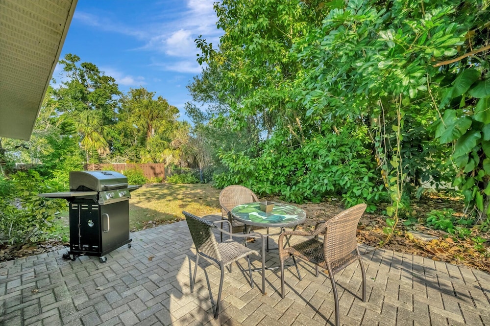 Sleeps 8 Pets Welcome Fenced In Backyard