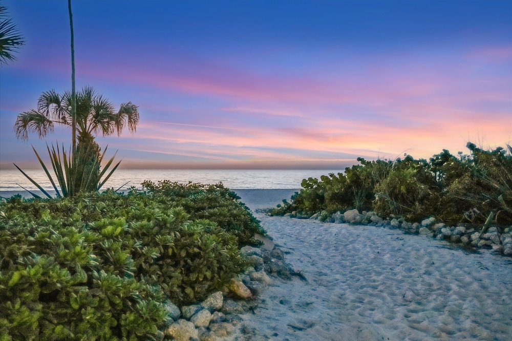 Beachfront With Private Balcony Heated Pool and Spa