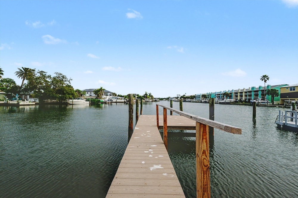 Waterway Vista Suite Pet Friendly Boat Dock