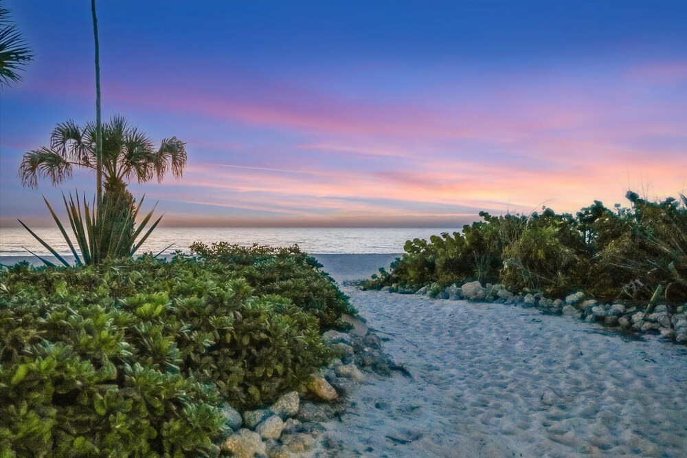 Holmes Beachfront Oasis