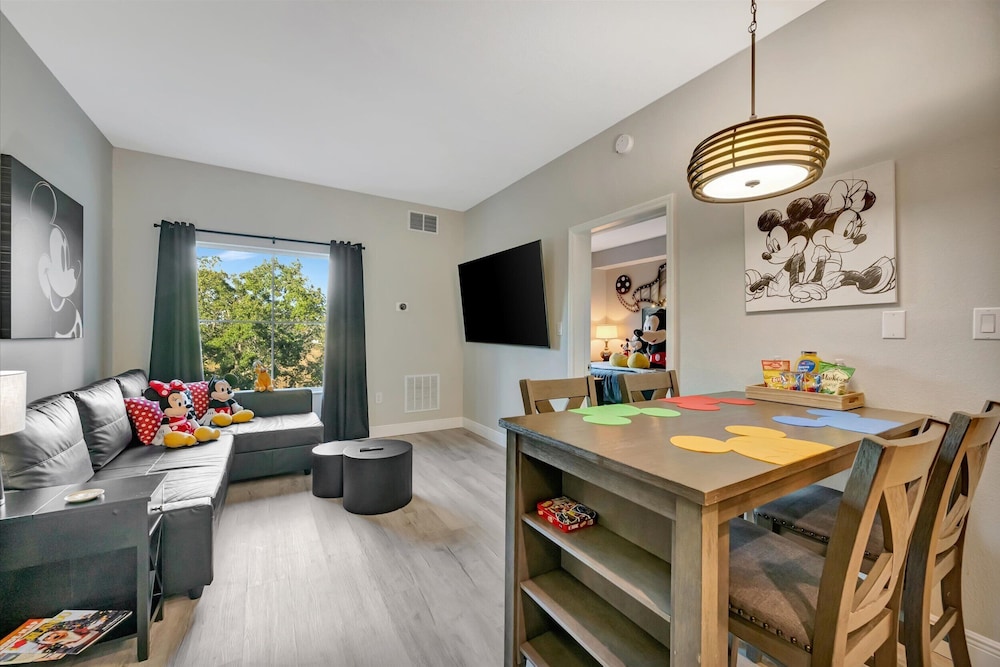 8303 Palm Disney