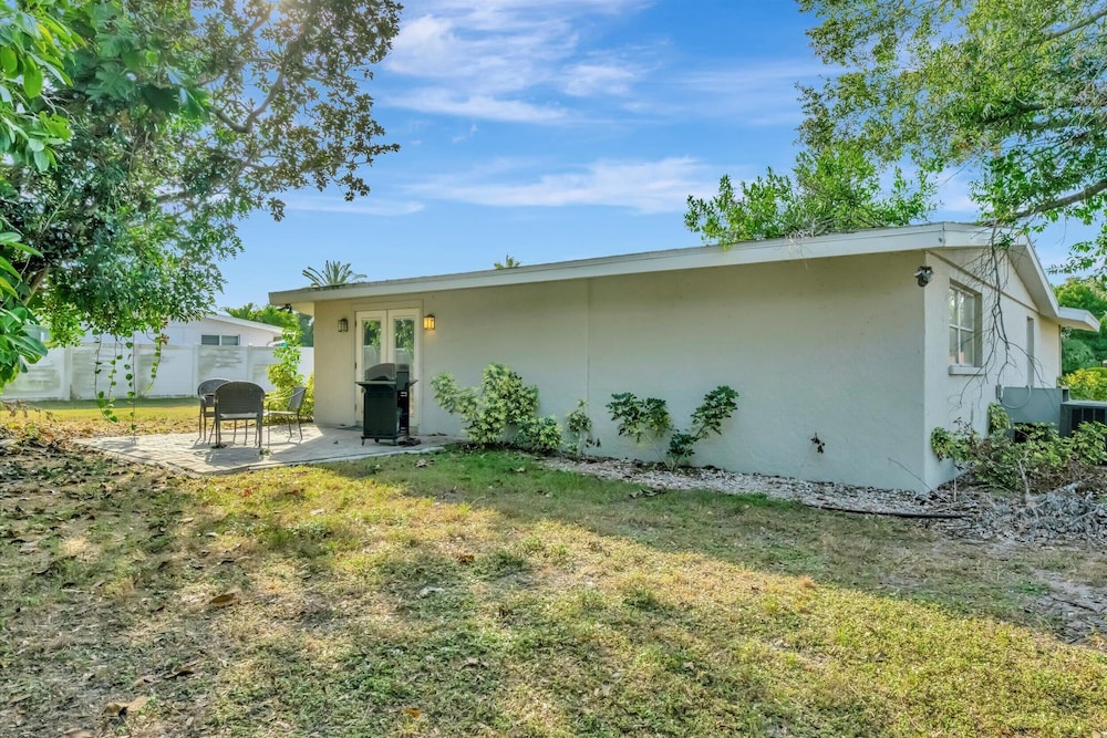 Sleeps 8 Pets Welcome Fenced In Backyard