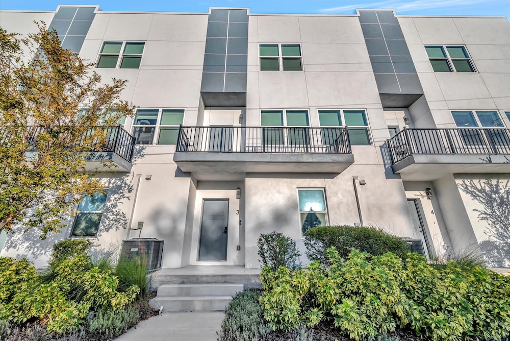 4br3ba Modern Sleeps 10 8 Minutes to Raymond James