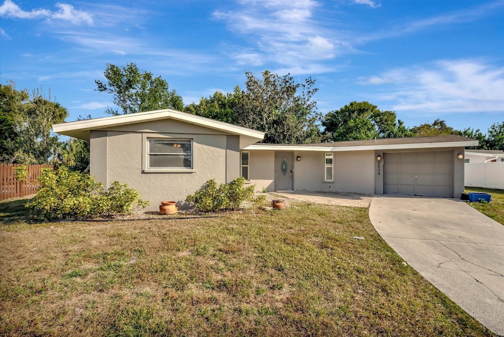 Sleeps 8 Pets Welcome Fenced In Backyard