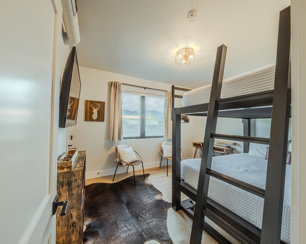 Whitefish Loft, Downtown Condo for 6