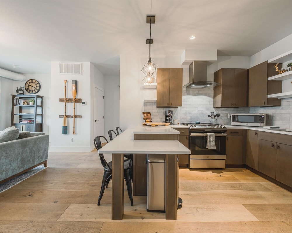 Whitefish Loft, Downtown Condo for 6
