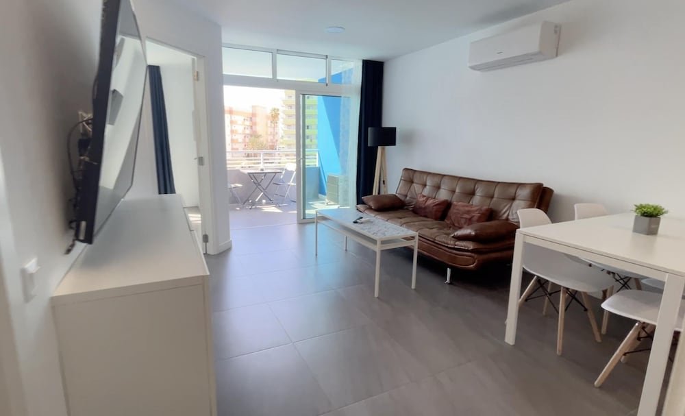 Renovated Apartment by the Beach and Yumbo Centre
