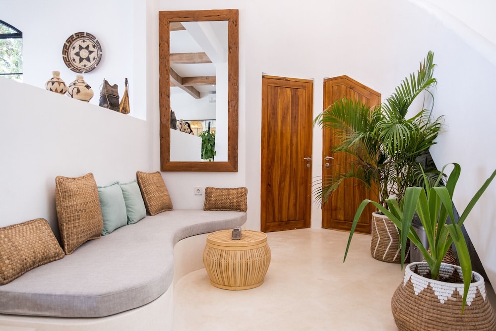 NEW ! Stunning 4BR Jungle View Villa in Lovina view 2