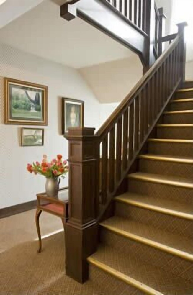 Crestmont Inn
