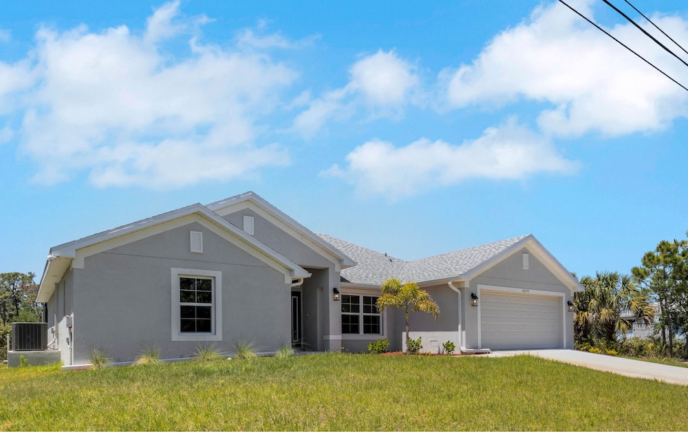 New Poolside Home in South Gulf Cove! Beaches Boca Grande, Manasota, Siesta Key & Venice