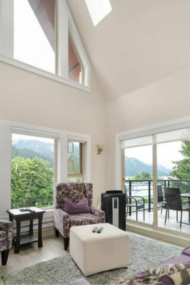 Harrison Lake Pets Welcome 3BR Suite