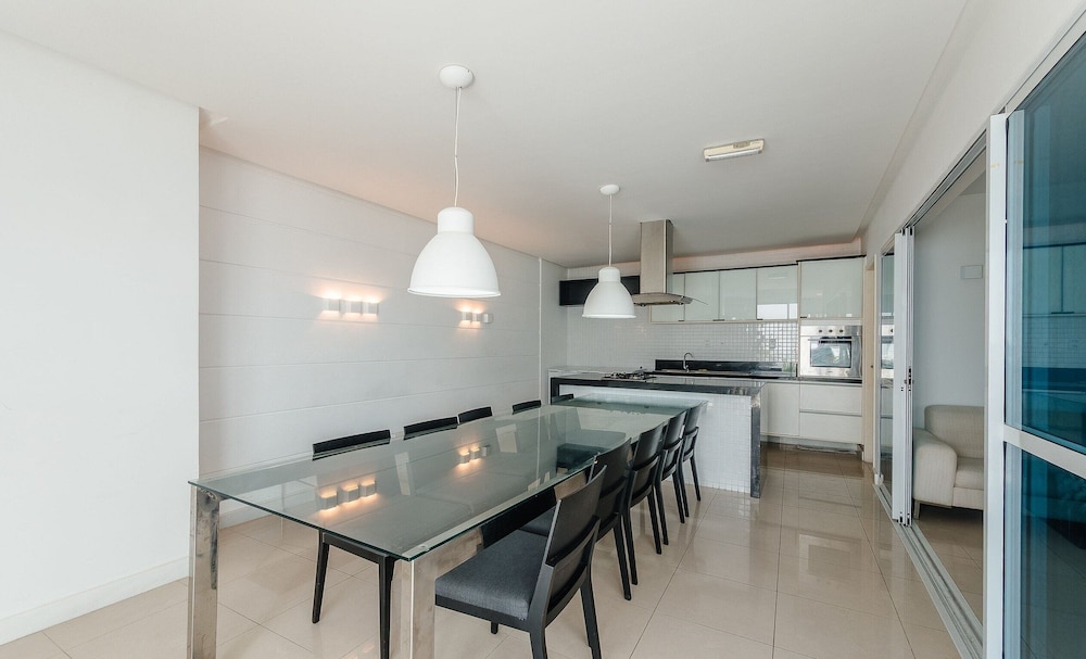 Apt w/ Balcony & View, Steps From the sea Opr0303