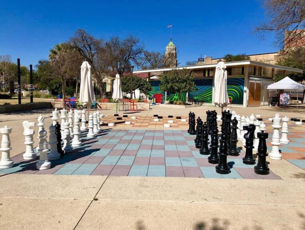 3br/2ba Remodeled Apartment Near Downtown - Image 5