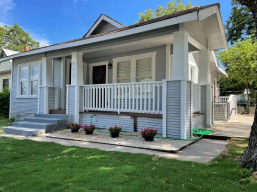 Charming Bungalow Near Historic Downtown - Image 1