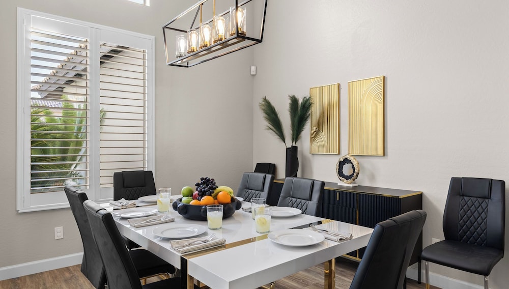 Private Pool, Outdoor Dining & Fireplace Near North Scottsdale Hotspots Desert Luma by Avantstay