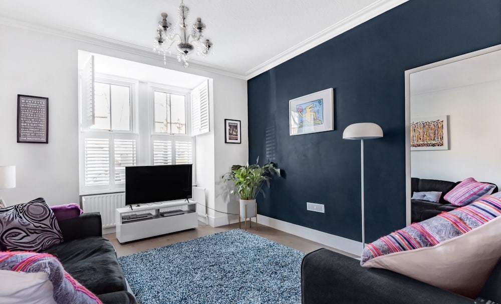 Inviting 3-bed House in Beckenham - main view