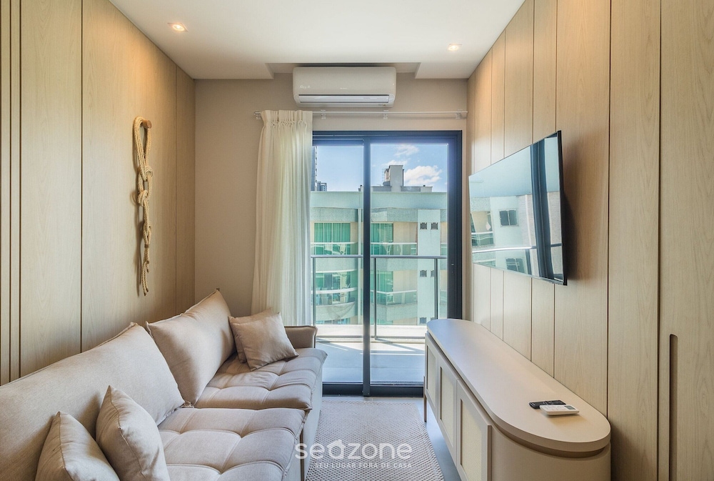 Your Exclusive Stay Just Steps From the sea in Meia Praia - FFS II