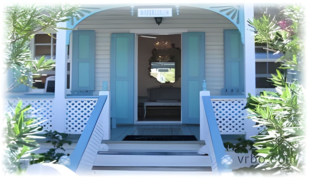 Island Serenity: Charming Watercolor Cottage Near Beach