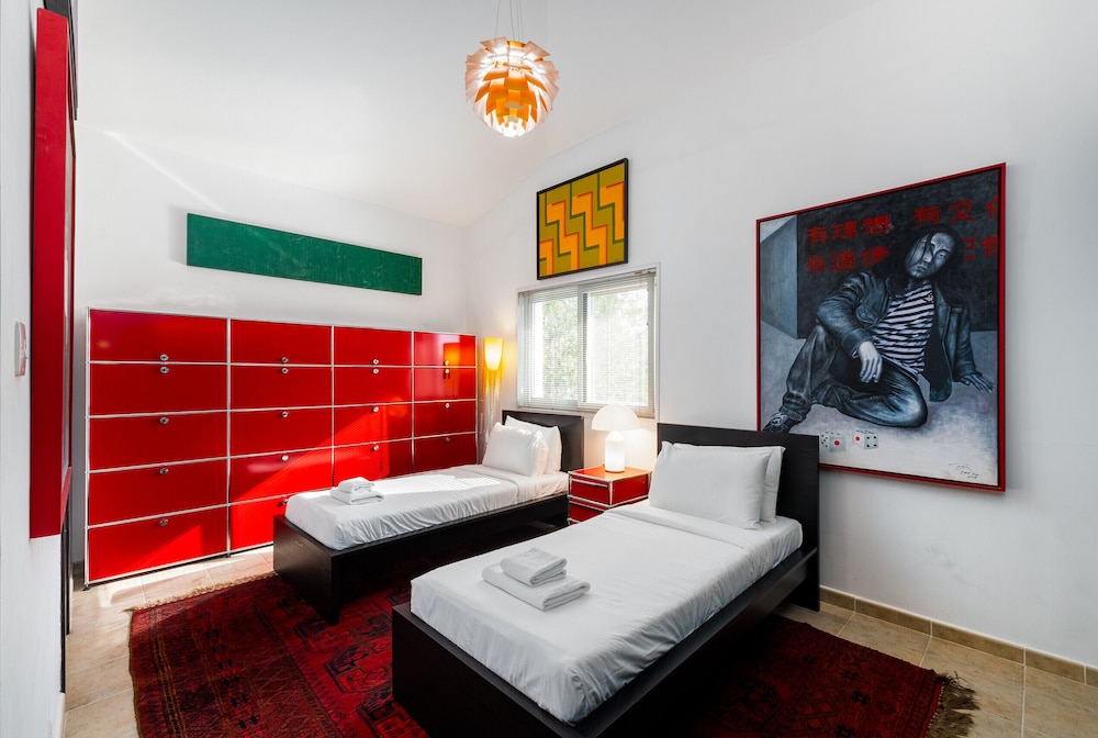 Artsy 4BR DIP Villa w Community Pool Gym