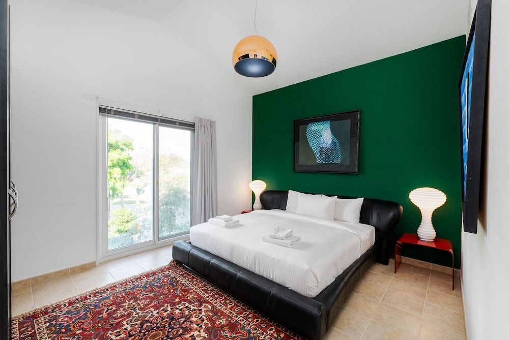 Artsy 4BR DIP Villa w Community Pool Gym