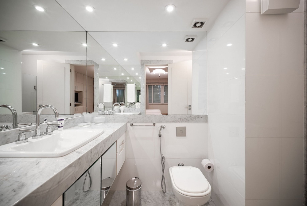 Copacabana – Av. Atlântica | 3 suítes, Vista Mar, 1 min praia de Copacabana - por Casapē Rio