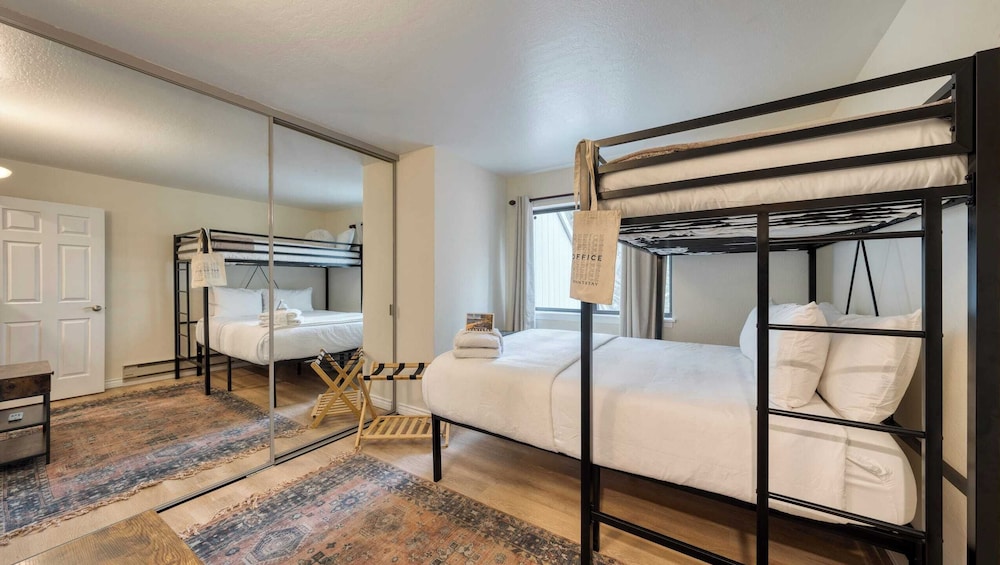 Crystal Pines Cozy Lake Tahoe Escape With Fully Equipped Kitchen and Balcony Views