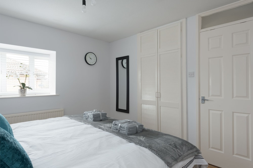 Milton Keynes Close to Station 6 bed Free Parking view 2