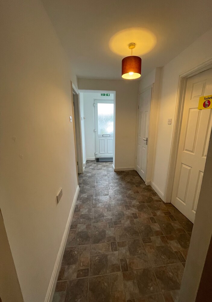 4-bed Barnwell Retreat- Sleeps10, Garden & Parking