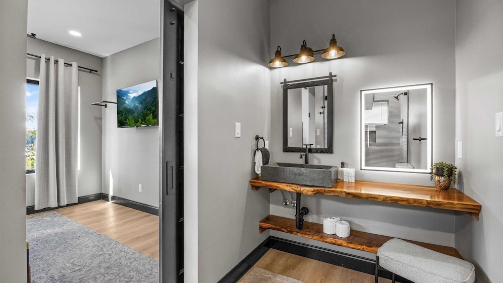 The Back Nine Retreat by Avantstay Private Golf Sim, Firepit & Mountain Views Near Dollywood