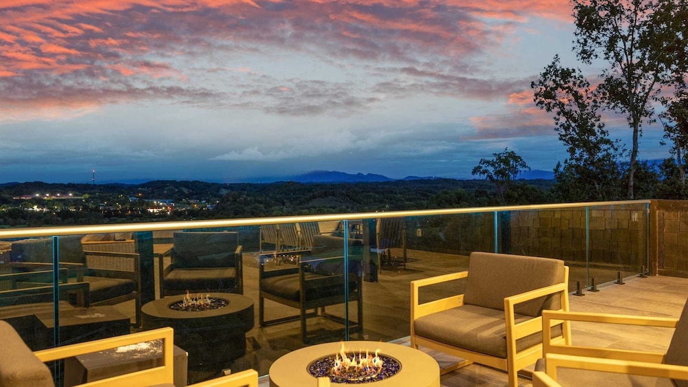 The Back Nine Retreat by Avantstay Private Golf Sim, Firepit & Mountain Views Near Dollywood