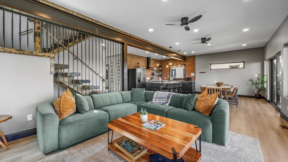 The Back Nine Retreat by Avantstay Private Golf Sim, Firepit & Mountain Views Near Dollywood