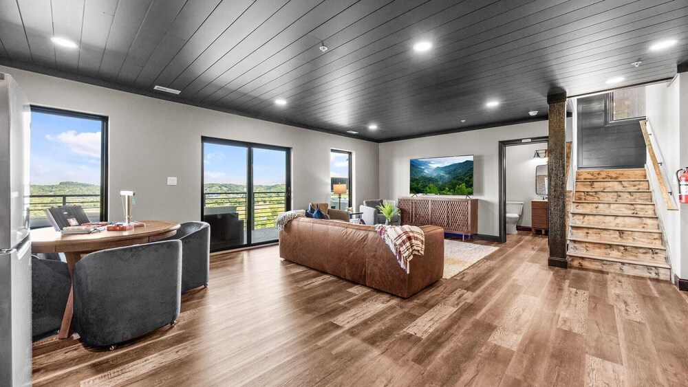 The Back Nine Retreat by Avantstay Private Golf Sim, Firepit & Mountain Views Near Dollywood