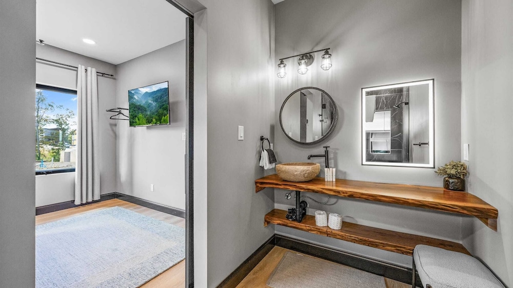 The Back Nine Retreat by Avantstay Private Golf Sim, Firepit & Mountain Views Near Dollywood