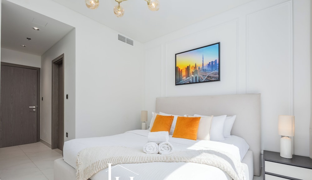 LUX | 2BR Lagoon View – District One, 10–15 min Burj Khalifa