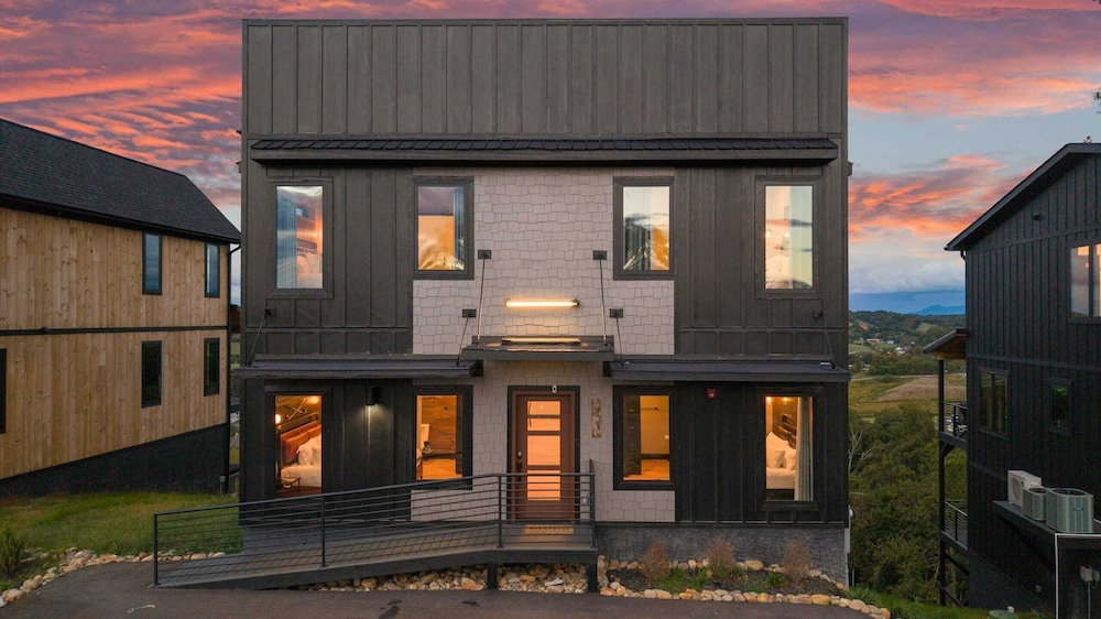 The Back Nine Retreat by Avantstay Private Golf Sim, Firepit & Mountain Views Near Dollywood