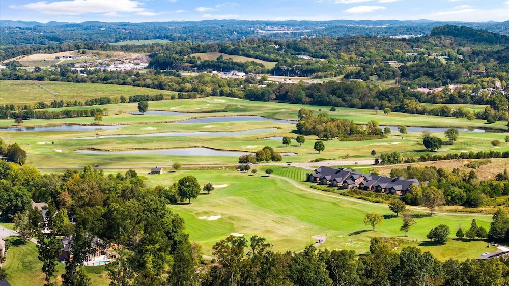 The Back Nine Retreat by Avantstay Private Golf Sim, Firepit & Mountain Views Near Dollywood