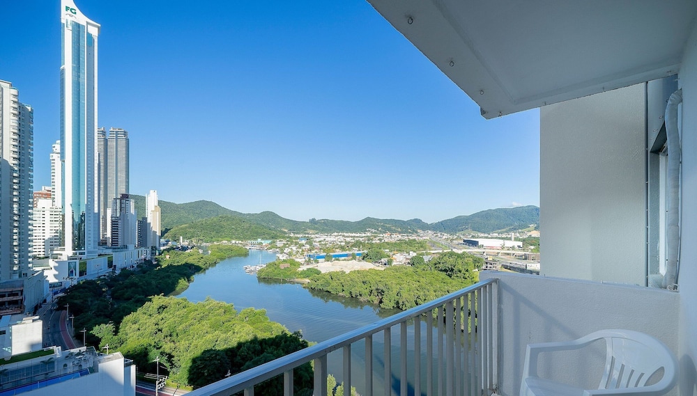 2BR apt 150m Beach Balneario Camboriu Esd143