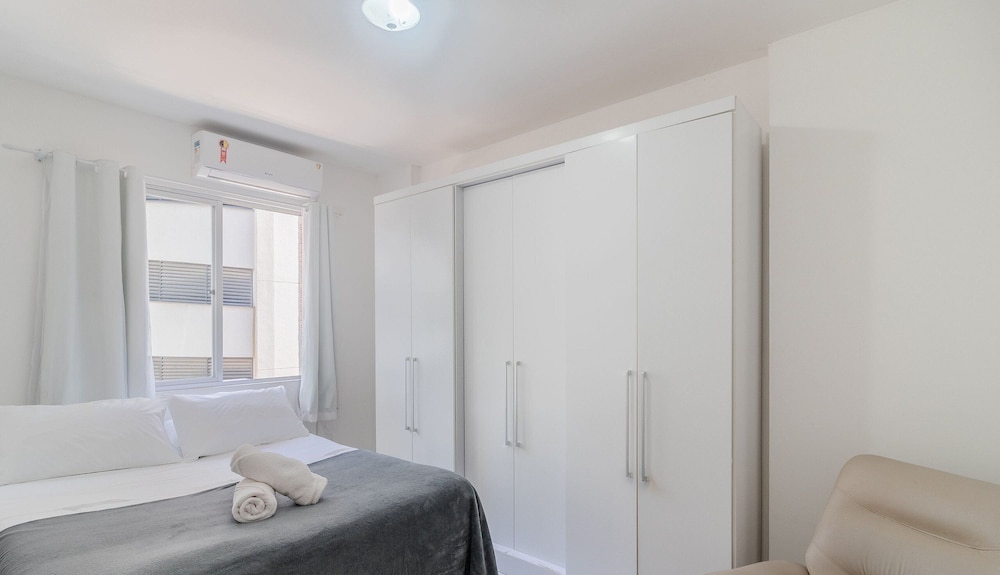 Full 2-bed Apt 80m From the Beach in BC