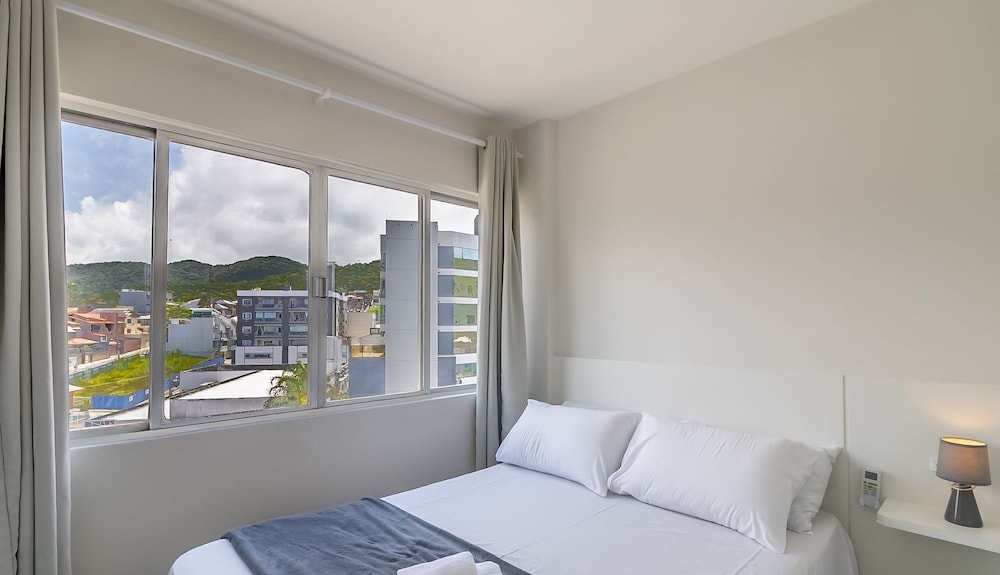 Modern Apartment Near the BC Ferris Wheel Mbh0601