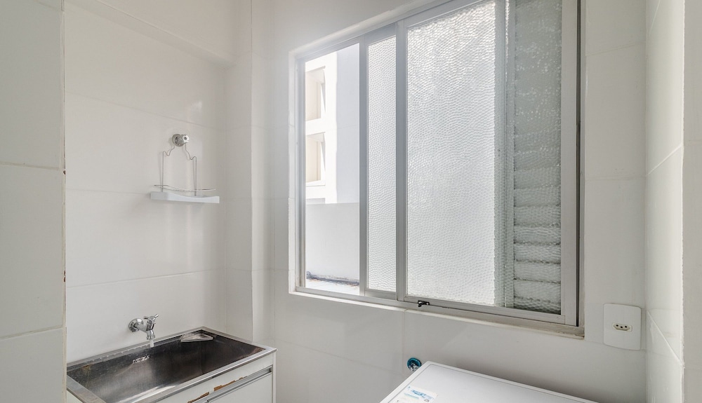 Full 2-bed Apt 80m From the Beach in BC