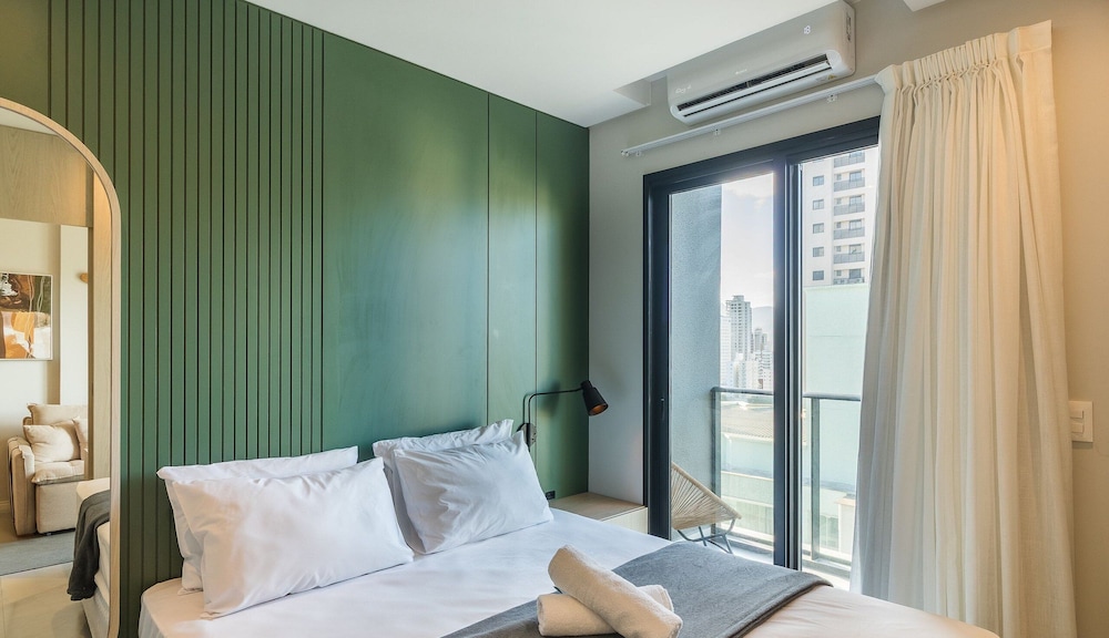 Your Exclusive Stay Just Steps From the sea in Meia Praia - FFS II