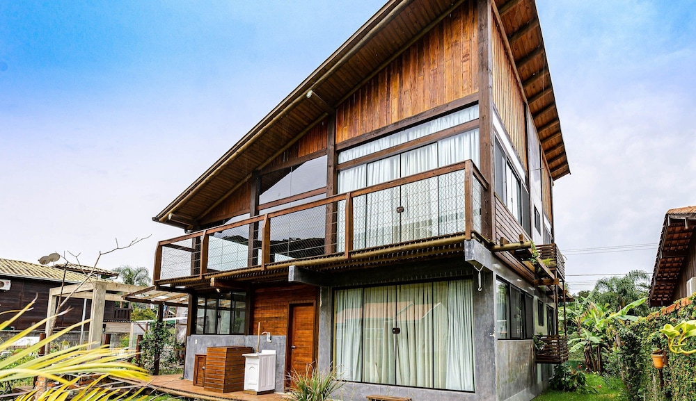 3BR Duplex w/ BBQ & Garage Near Beach Emb686