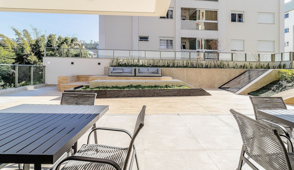 Stay in a Building With a Pool, Gym, and Leisure - SSL
