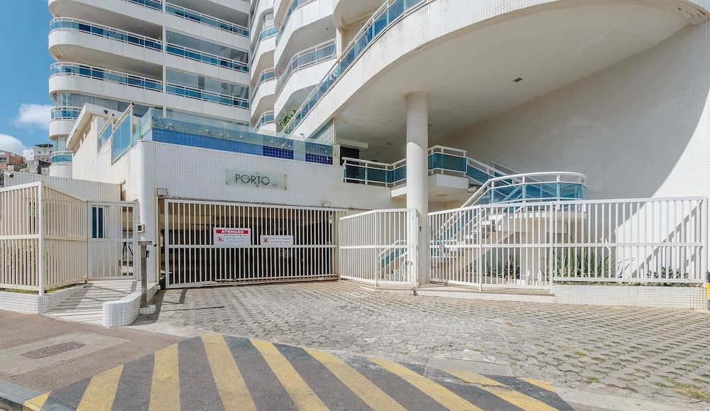 Apt w/ Balcony & View, Steps From the sea Opr0303