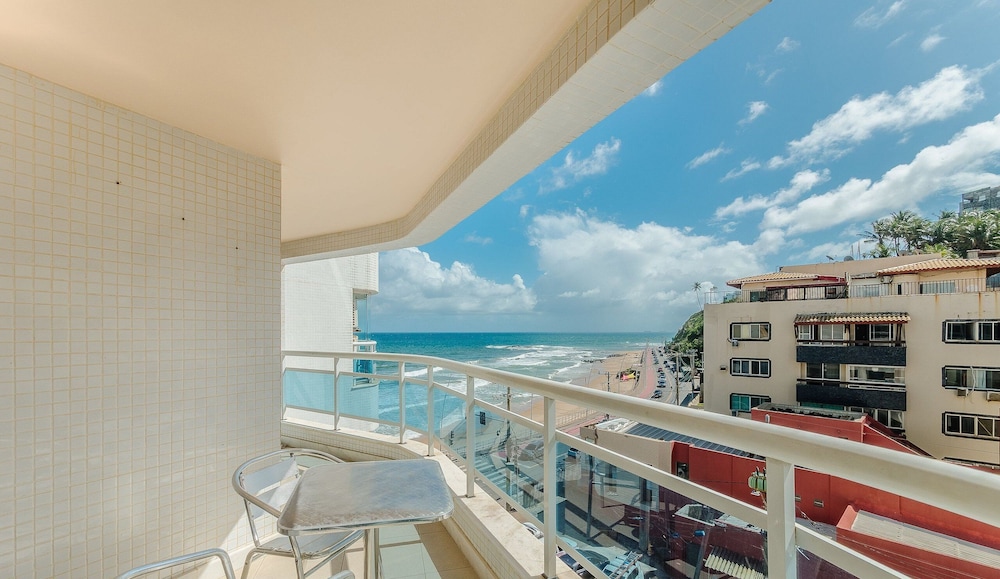 Apt w/ Balcony & View, Steps From the sea Opr0303