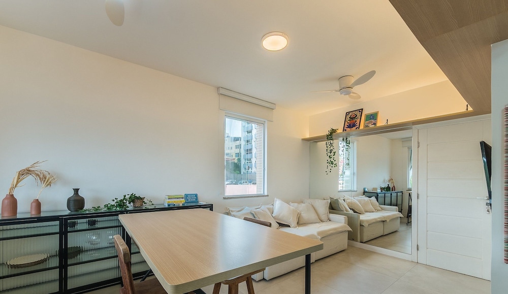 Apt w/ Ocean View 100 m From the Beach Eia0409
