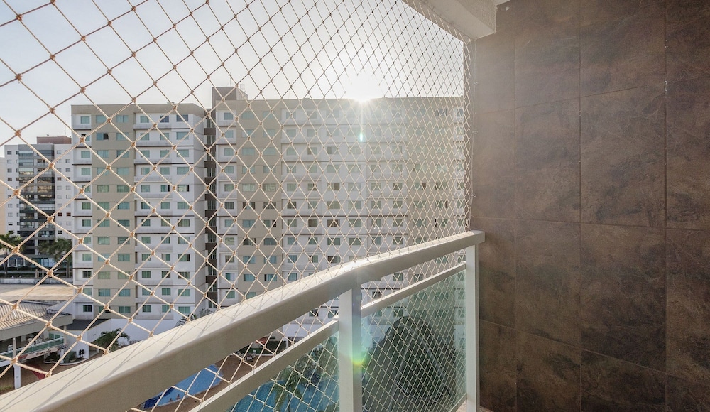 2 B Apt in Building W/pool Near Downtown Acm0865