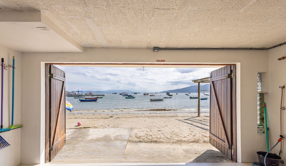 3BR Beachfront House w/ BBQ Apc2200