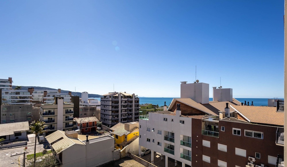 Apartments in a Building With a Pool, 180m From the Beach in Bombinhas - Sfrs