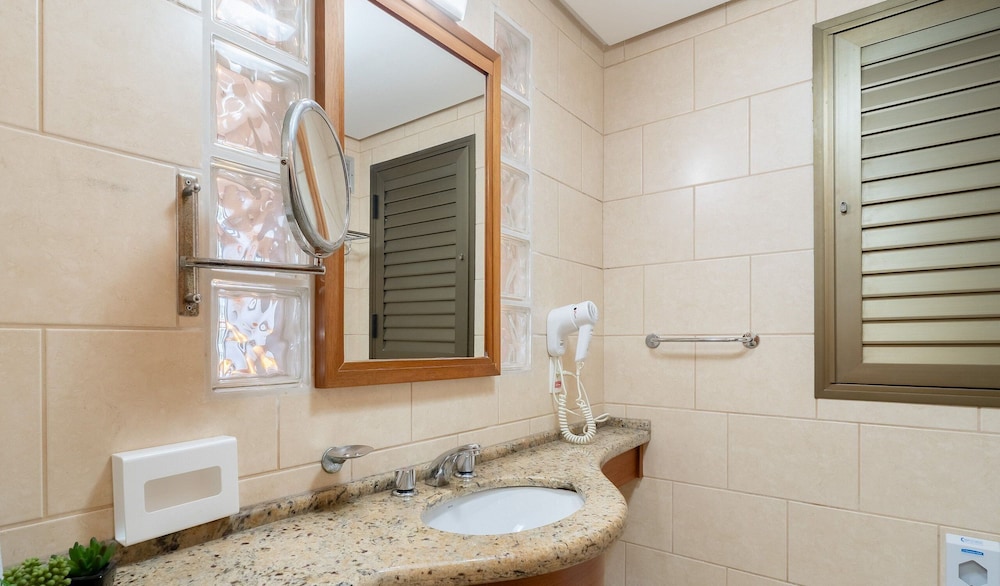Apt in Cond. with heated pool CUR0905